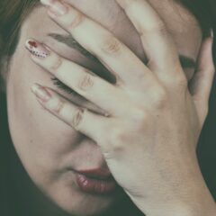 なぜ目が疲れるのか？